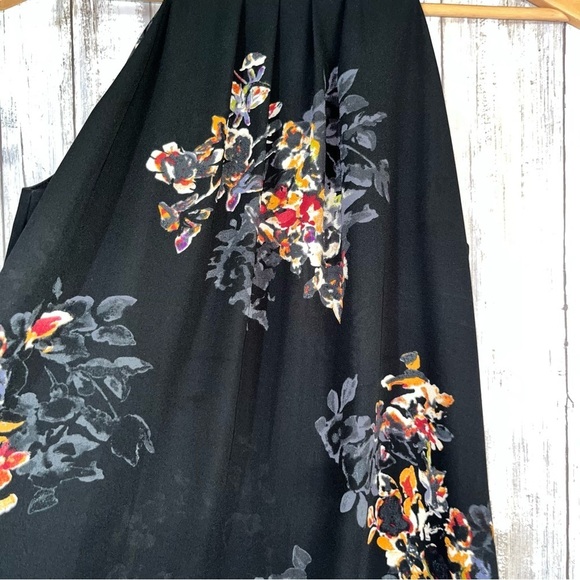 Violet + Claire Black Floral Sleeveless Blouse - Picture 2 of 4